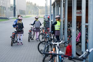 Skurdžioms šeimoms kitąmet žada papildomą išmoką