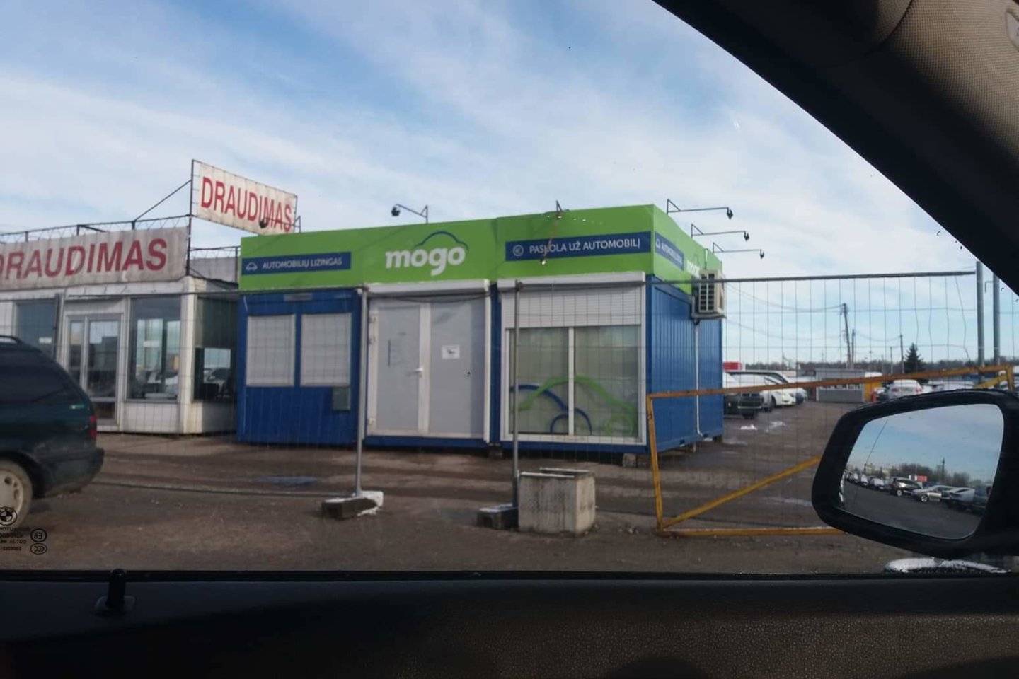 „Mogo“ atstovybė Kauno automobilių turguje.<br> Skaitytojos nuotr.