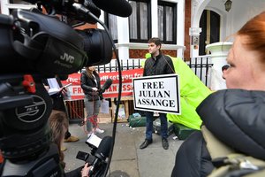 „WikiLeaks“ kaltina įtakingas jėgas siekiu dehumanizuoti J. Assange'ą