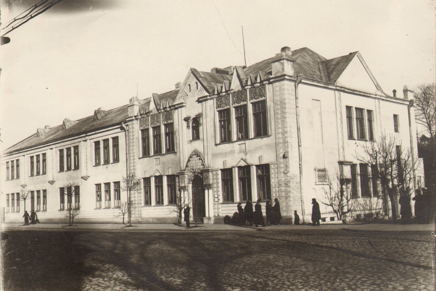  Rusų gimnazijos pastatas Vytauto prospekte 44, kuriame dabar įsikūręs Kauno pedagogų kvalifikacijos centras, 1925 m.<br> Lietuvos švietimo istorijos muziejaus nuotr.