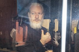 Julianas Assange'as atvesdintas į Londono teismą