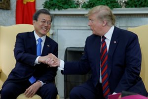 Baltuosiuose rūmuose susitinka Donaldas Trumpas ir Moon Jae-inas