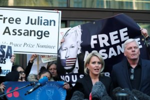 Šimtai J. Assange'o šalininkų protestuoja prie teismo rūmų Londone