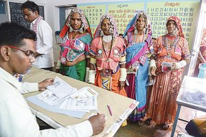 Indai renkasi prie balsadėžių: prasidėjo didžiausi pasaulyje demokratiniai rinkimai