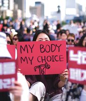 Teismas priėmė istorinį sprendimą: nedraus abortų