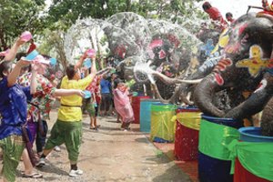 Vandens mūšiai su drambliais paralyžiavo švenčiančio Tailando gatves