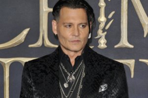 Johnny Deppas iš buvusios žmonos siekia prisiteisti nemenką sumelę