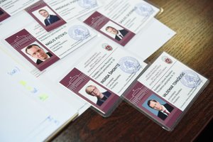 Iki prezidento rinkimų likus 30 dienų, kandidatams į prezidentus išdalyti pažymėjimai