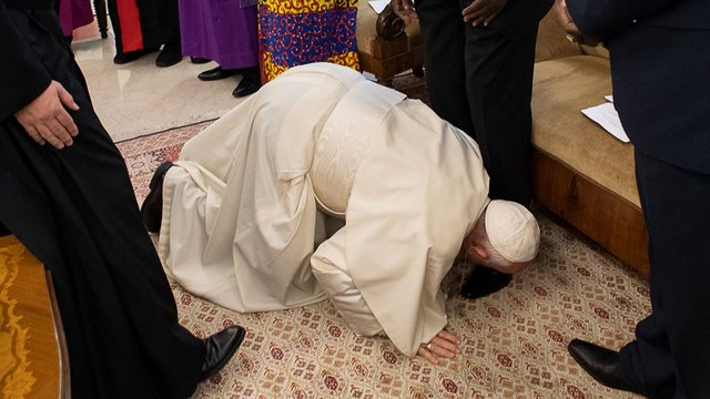 Popiežius dar niekada nerodė tokios pagarbos politiniams lyderiams: išbučiavo kojas