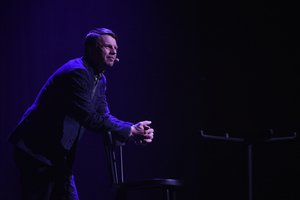 Įvertinkite: Rolandas Kazlas ir „Pakeleiviai“ pristato naują vaizdo klipą