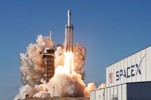 „SpaceX“ sveikina su kosmonautikos diena: pirmasis komercinis „Falcon Heavy“ skrydis ir trigubas nusileidimas