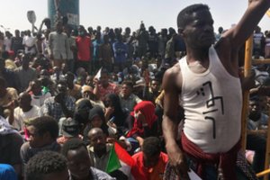 Sudaniečiai nepaisydami komendanto valandos reikalauja karinės valdžios pasitraukimo