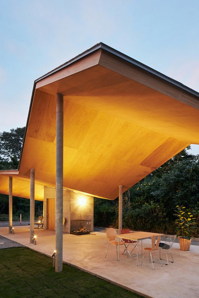Abiejų pastatų stogų konstrukciją sudaro medinės daugiasluoksnės plokštės, leidžiančios kaip įmanoma ekonomiškiau praplėsti erdvę.<br>Kai Nakamura, Shinkenchikusha / Archdaily.com nuotr.