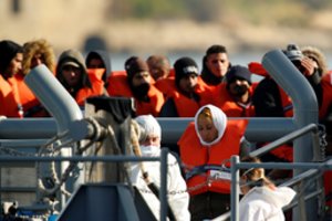 Prancūzija: ES valstybės priims migrantus iš prie Maltos įstrigusio laivo