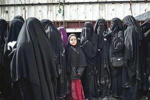 Džihadistų našlės prašosi priimti jas namo – jų istorijos šokiruoja