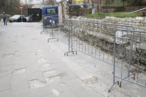 Gyventojai nežino juoktis ar verkti: duobėtas šaligatvis – kultūros paveldas