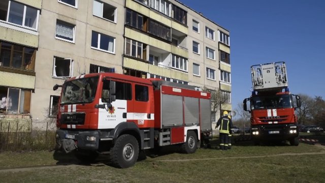 Vaizdai iš įvykio vietos: Vilniuje liepsnojo butas, išvesti du apdegę žmonės