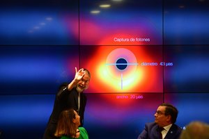 Havajų profesorius nuotraukoje matomą juodąją skylę pavadino „Powehi“