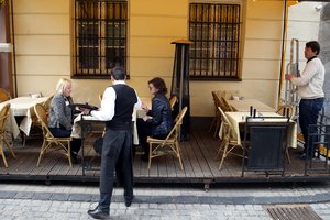 Kavinėms – prasta sezono pradžia, valdininkai trukdo įsirengti lauko terasas  