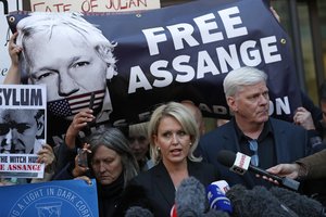 Julianas Assange'as priešinasi išsiuntimui į JAV, prabilo jo advokatė