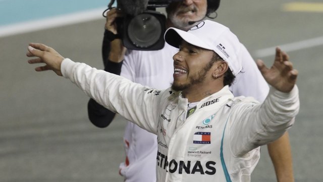 Kinijoje įvyko tūkstantosios „Formulės-1“ lenktynės – L. Hamiltonas nepavejamas