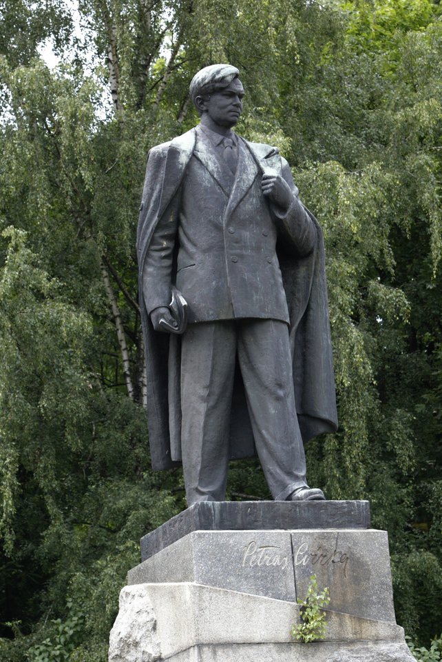 Entuziastai siūlė 1959 metais pastatytą rašytojo P.Cvirkos paminklą išgabenti į Grūto parką arba Jurbarko rajone esantį rašytojo muziejų.<br>V.Kapočiaus nuotr.