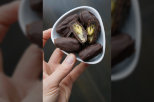 Sezamų pasta įdarytos datulės su pistacijomis juodajame šokolade 