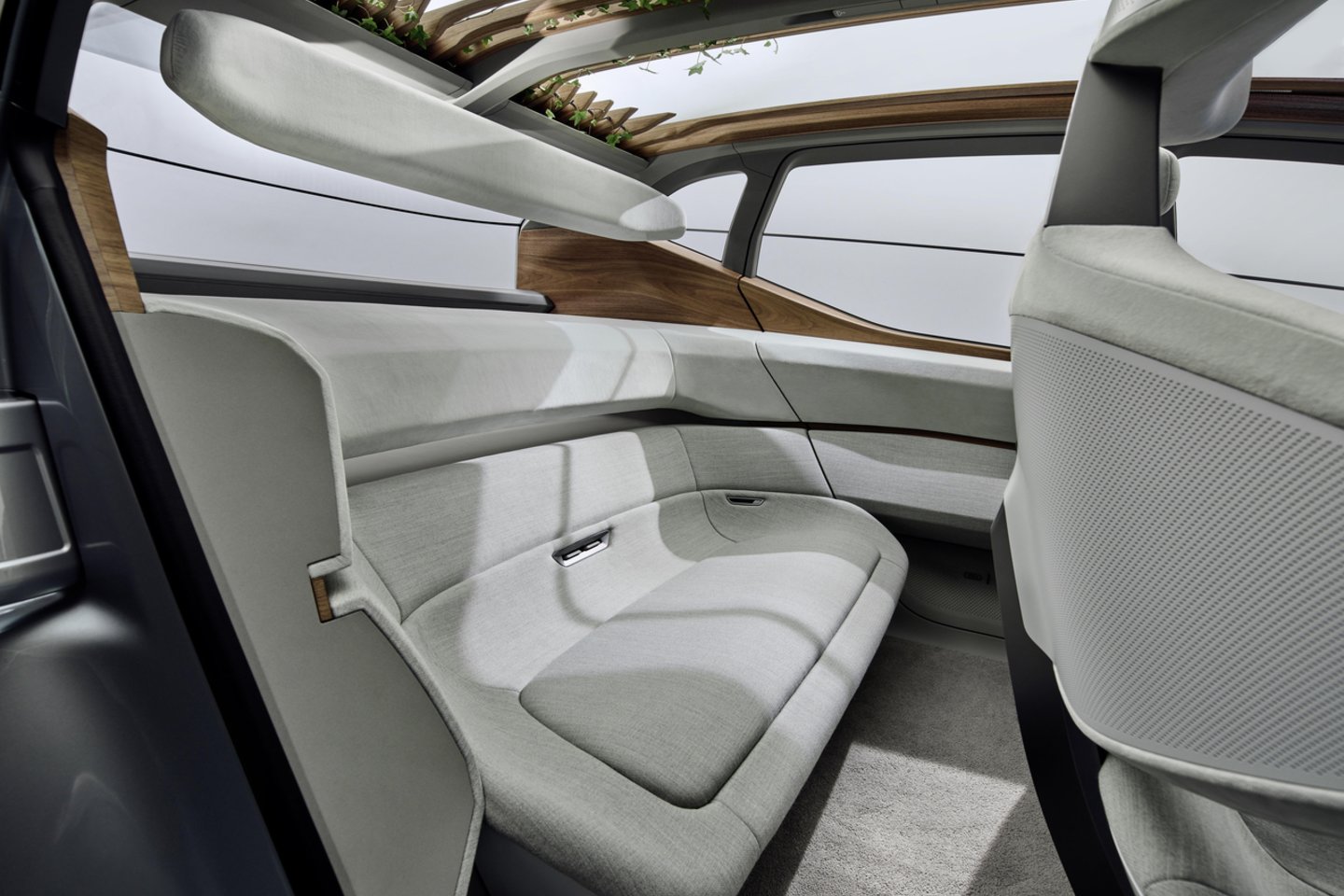 „Audi AI:Me“ miesto elektromobilis suteiks keleiviams galimybę kelionės metu atsipalaiduoti.<br> Gamintojo nuotr.