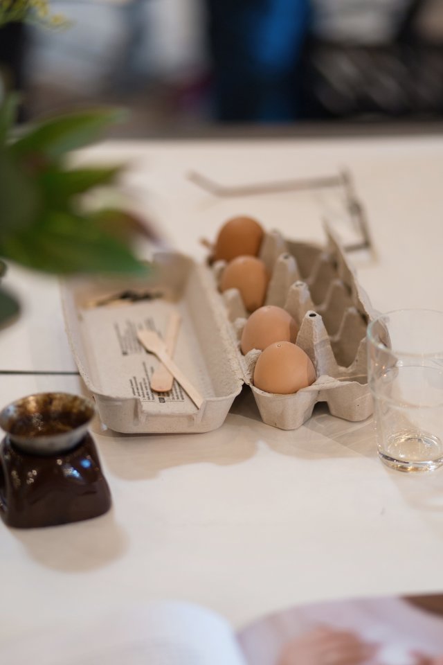 E.Bazaraitė sostinės Benedikto turguje surengė kiaušinių marginimo dirbtuves. <br> D.Butėnaitės nuotr.