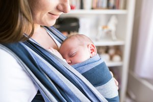 Jauna mama nusprendė ne duoti vokelį gydytojai, o investuoti į savo kūdikio gerovę