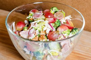 Brokolių salotos su kumpiu – jas giria visi, kas tik paragauja