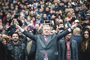 Ukrainos prezidento rinkimų finišo tiesiojoje – ir šou elementai