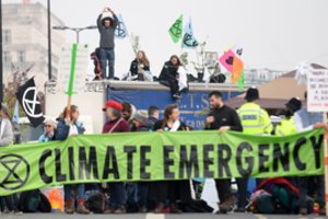 Per Londone vykstantį protestą prieš klimato kaitą suimta per 100 žmonių