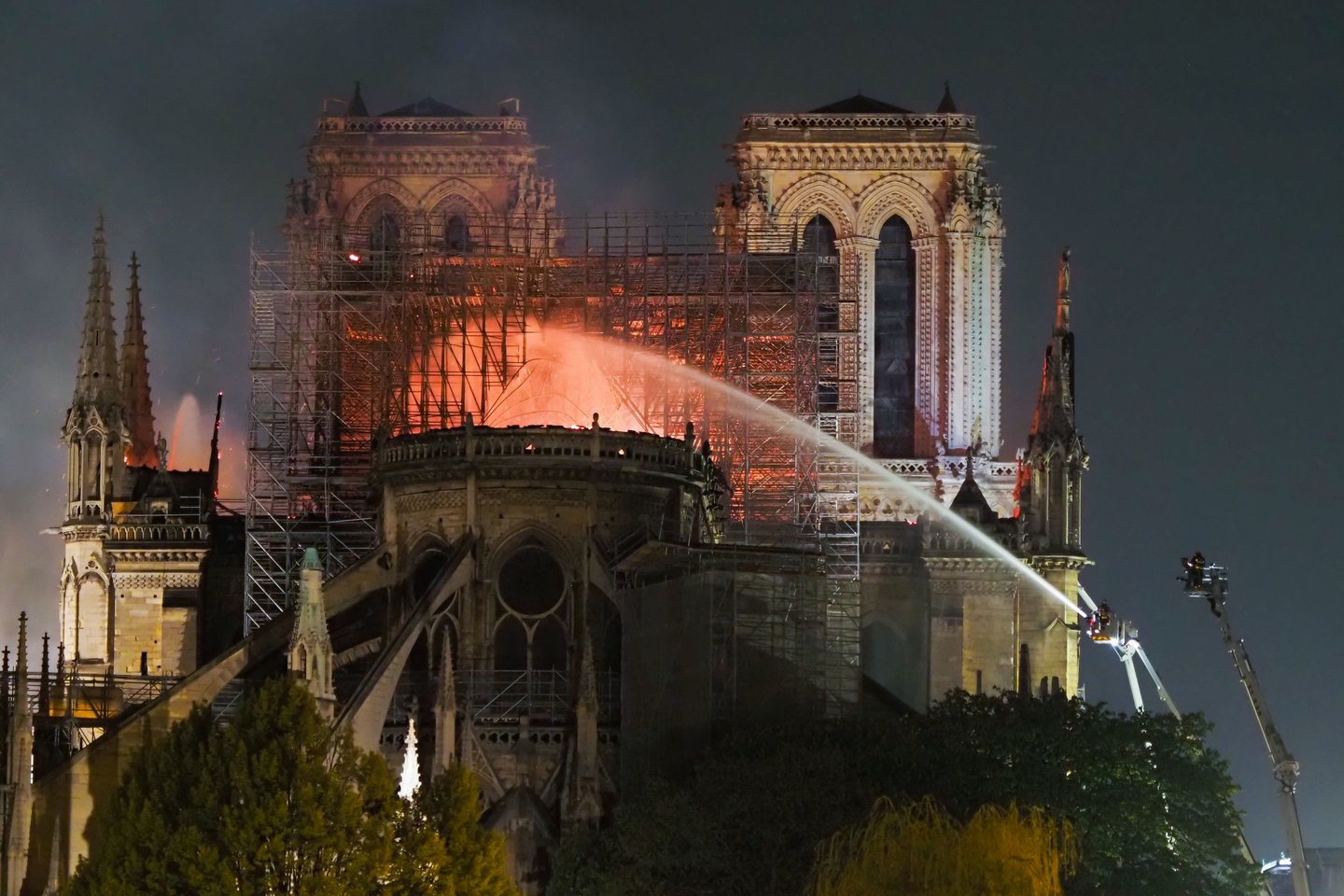  Gaisras Paryžiaus katedrą niokojo ir naktį iš pirmadienio į antradienį.<br> SIPA / Scanpix nuotr.