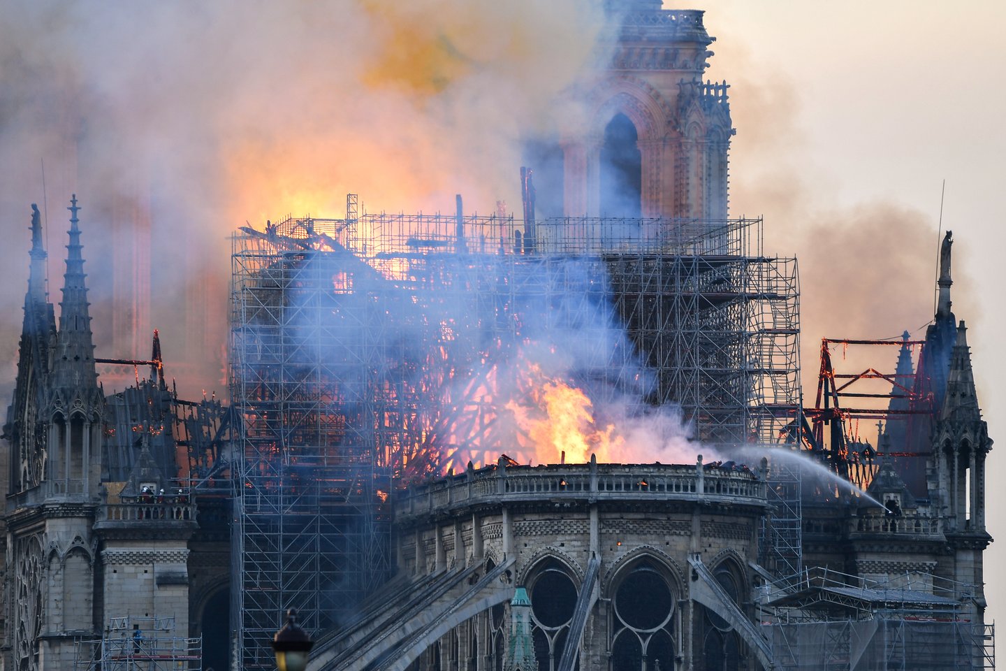  Gaisras Paryžiaus katedroje kilo pirmadienio popietę.<br> Zuma Press / Scanpix nuotr.