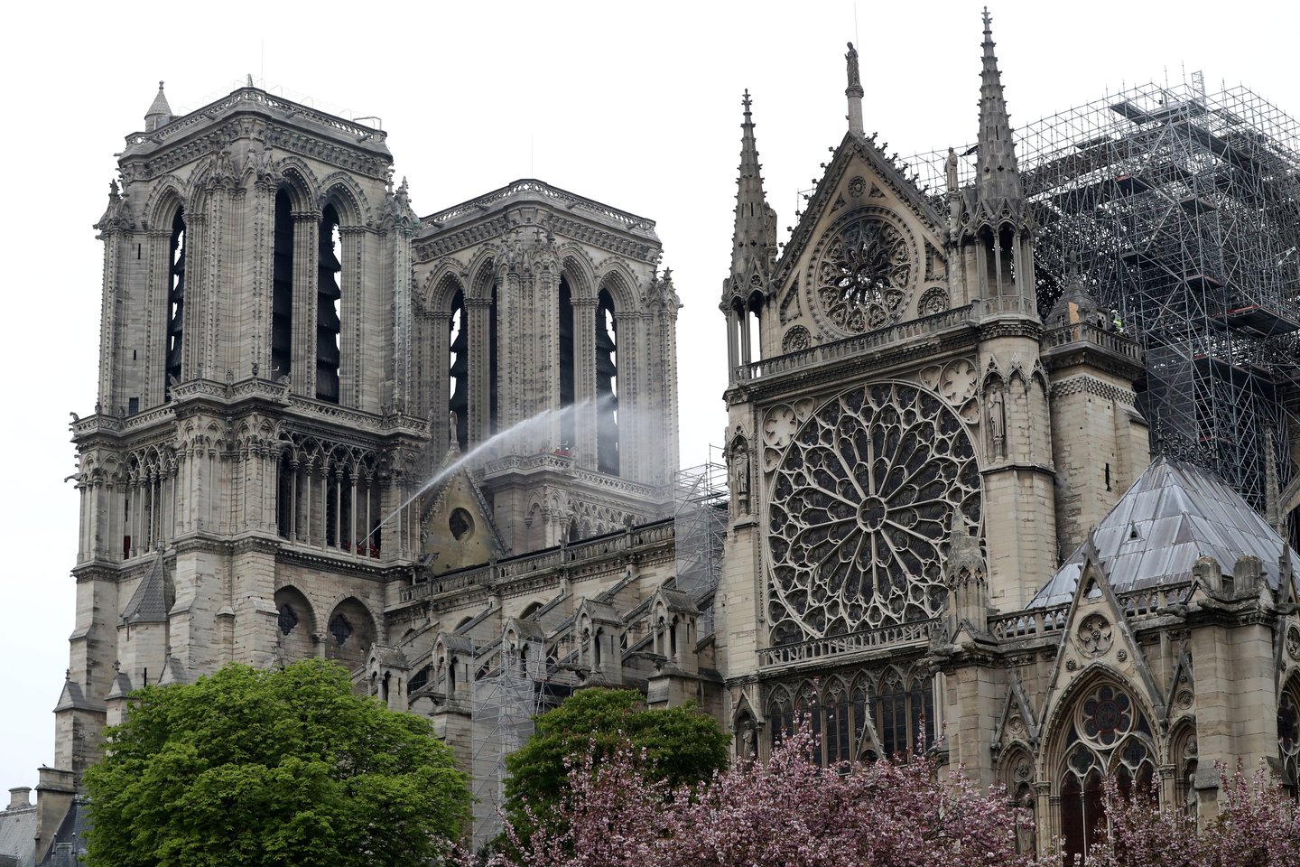  Iš išorės Švč. Dievos motinos katedra nukentėjo ne taip jau ir baisiai: trūksta tik kartą jau nugriauto špilio.<br> Reuters / Scanpix nuotr.