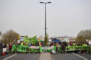 Protestuotojai prieš klimato kaitą Londone blokuoja gatves ir tiltus: sulaikyta beveik 300 žmonių