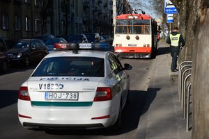 Vilniuje susidūrė moters vairuojamas automobilis ir troleibusas, į pagalbą išskubėjo medikai