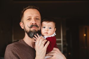 Žinomi vyrai susibūrė į įkvepiančią socialinę akciją „Tėčiu būti gera“