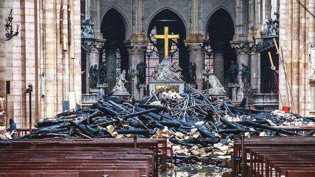 Milijardieriai Paryžiaus katedrai aukoja ne tik iš dosnumo