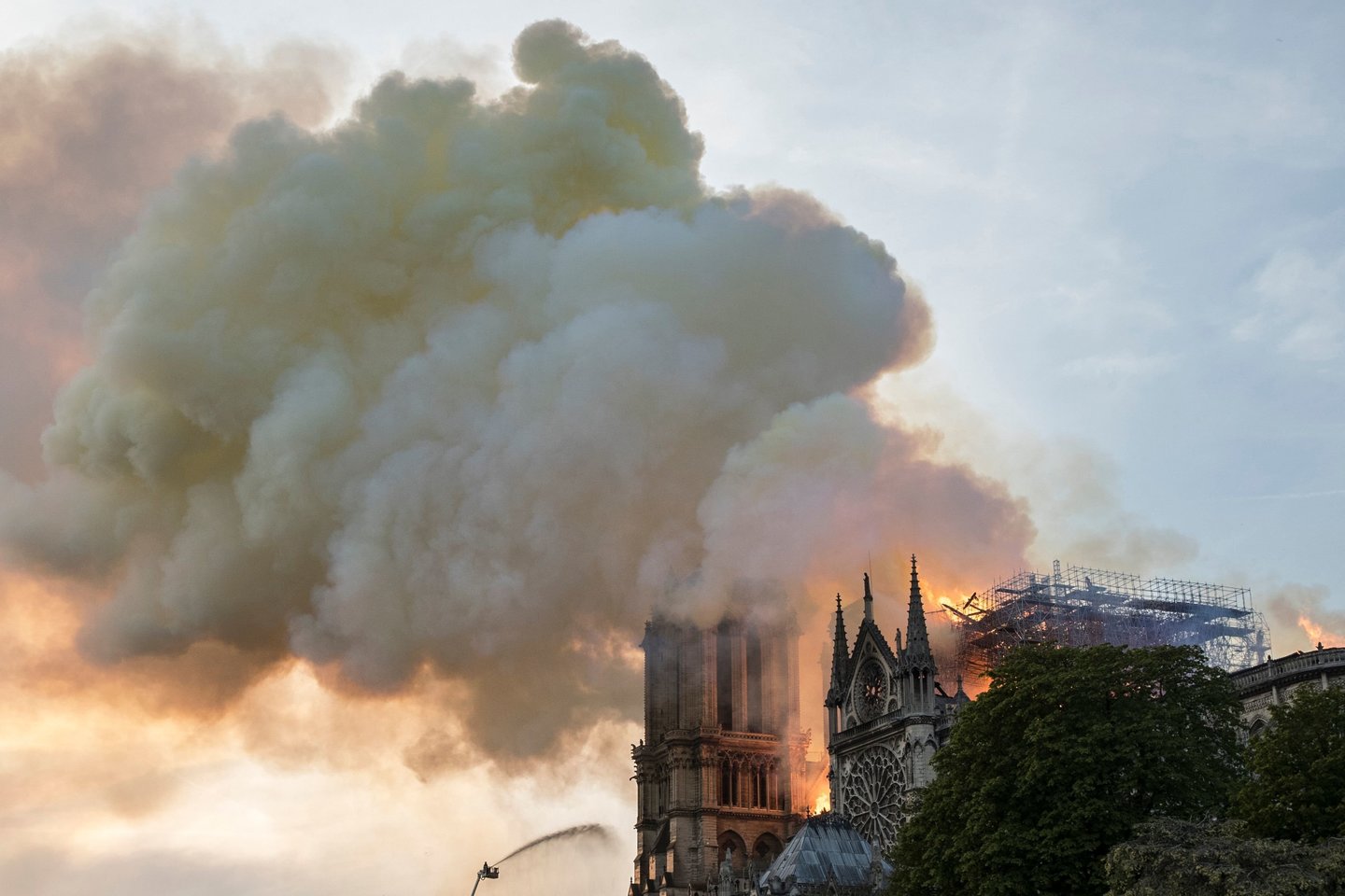 Popiežius Pranciškus visos Bažnyčios vardu padėkojo Paryžiaus katedrą gesinusiems ugniagesiams.<br>AFP/Scanpix nuotr.