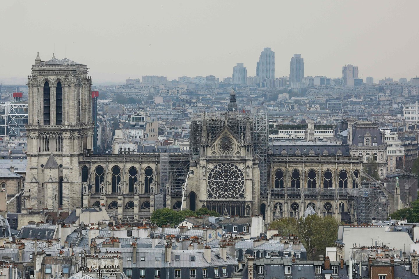 Gaisro nuniokota Paryžiaus katedra bent kelerius metus liks uždaryta.<br>AFP / Scanpix nuotr.