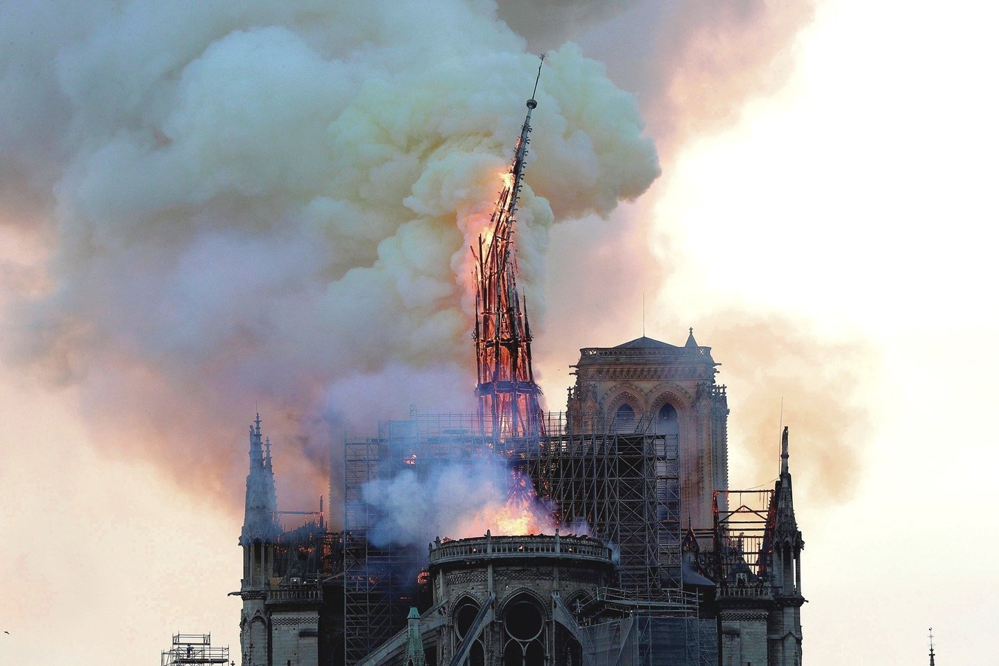 Stebint, kaip liepsnoja Paryžiaus Dievo Motinos katedra, kūnas ėjo pagaugais – bijota, kad iš pastato nieko neliks.<br>AFP/„Scanpix“ nuotr.