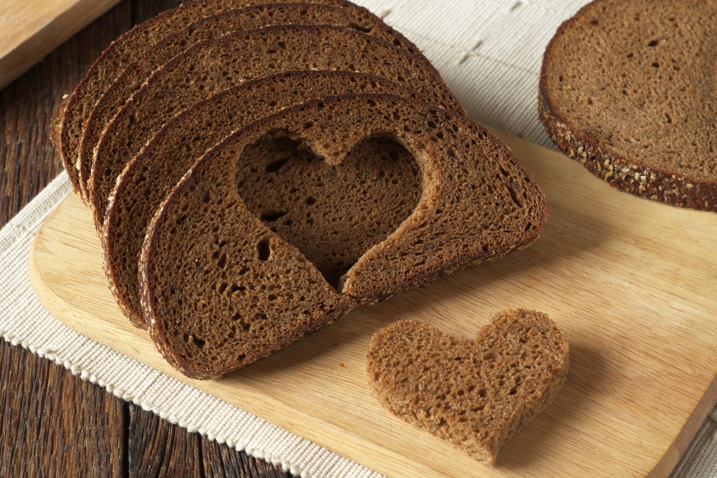 Vienas duonos raugo ypatumų, jog jis leidžia ženkliai sumažinti ar net visai atsisakyti duonos kepimo procese dažnai naudojamo cukraus. <br> 123rf nuotr.