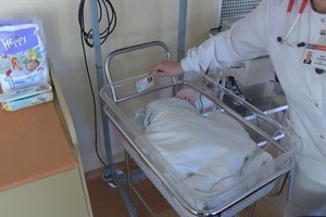 Girto gimusio kūdikio likimas: specialistai įvertino motinos gyvenimo sąlygas