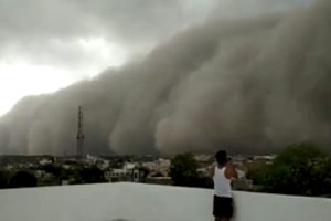 Indijoje dulkių audra, žaibai ir liūtys pareikalavo beveik 50 gyvybių