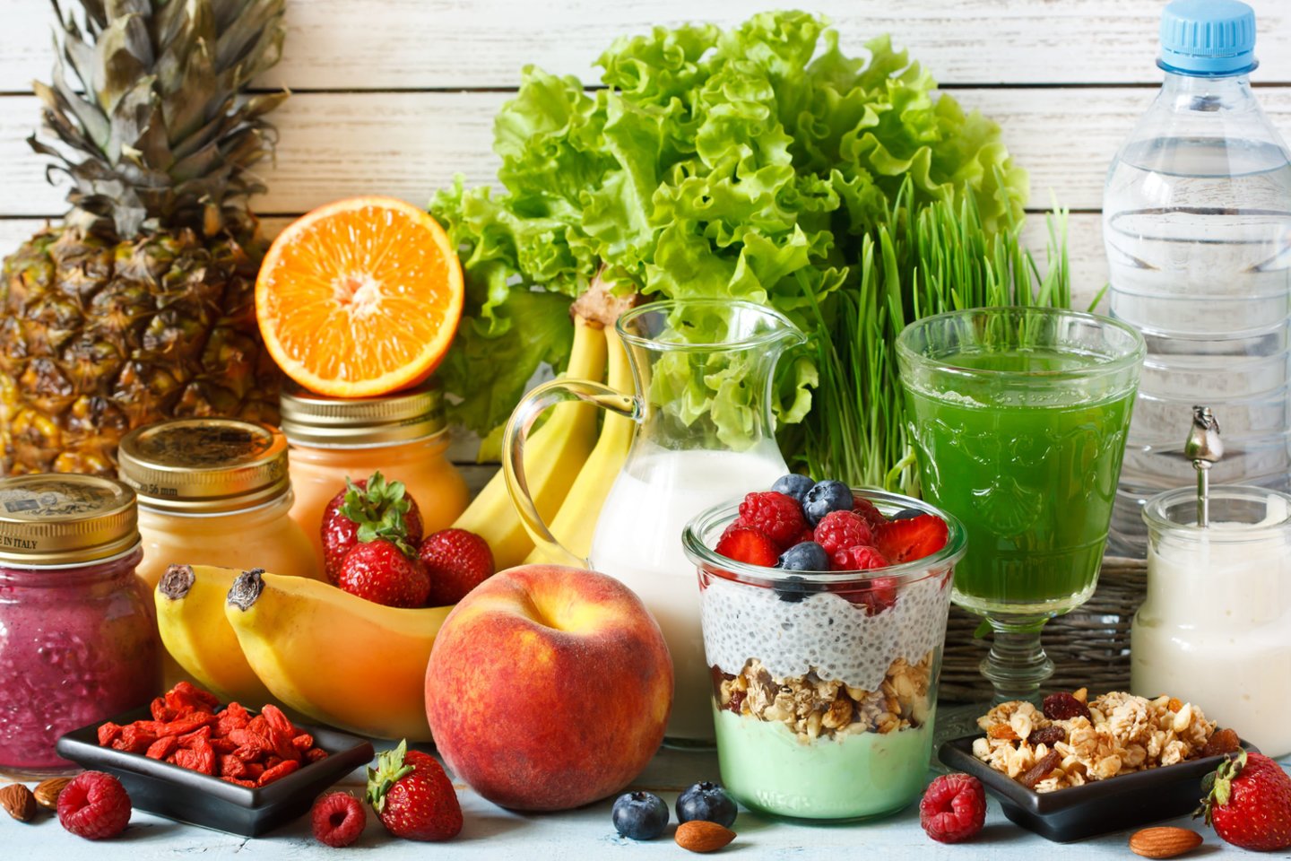 Jei esate sveiki, visuomet vertėtų rinktis kramtyti vaisių ar daržovę, o ne gaminti glotnutį.<br> 123rf nuotr.
