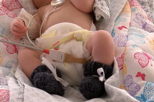 Lietuvą sudrebinus girto kūdikio gimimui jau svarstoma apie draudimus nėščiosioms