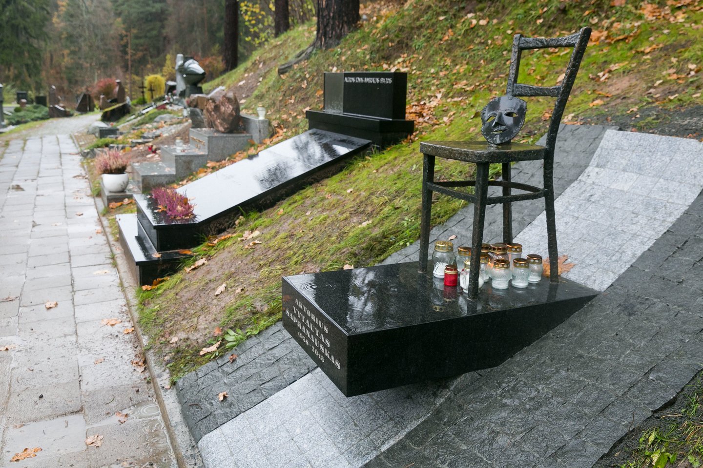 V.Šapranausko kapas Antakalnio kapinėse, Menininkų kalnelyje.<br>T.Bauro nuotr.
