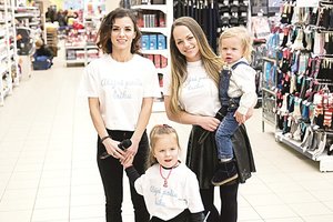 Per anksti gimusiems vaikams dvi mamos įdainavo lopšinę